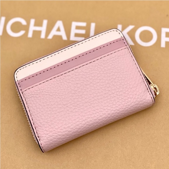 Michael Kors Jet Set Travel Card
Case Zip Around Wallet - Picture 6 of 10